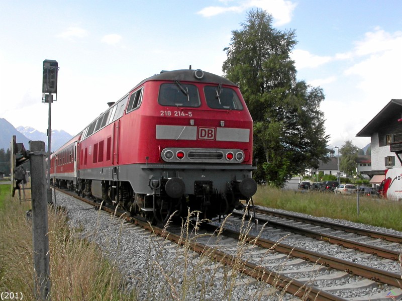 Bahn 201.jpg - Am Zugende die Lok 218 214-5.